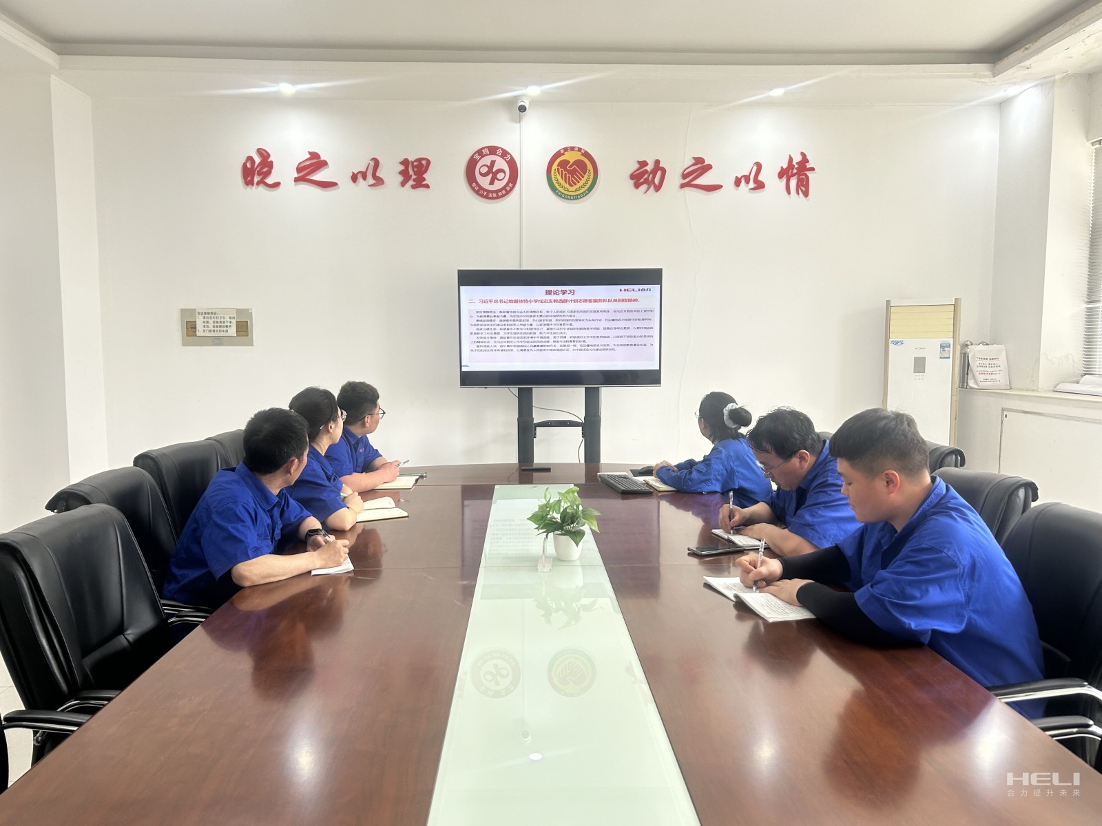 张蕊带领全体团干部学习.jpg