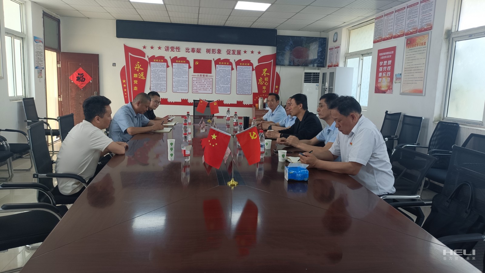 召开座谈会.jpg